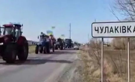 Під українськими прапорами херсонські фермери вивели сільськогосподарську техніку на весняні роботи