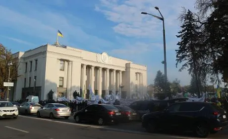 Під Радою пройшла попереджувальна акція проти урядового законопроекту про обіг землі