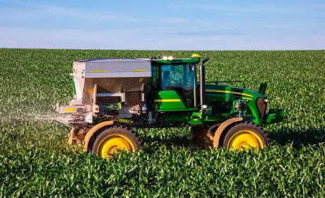 John Deere виведе на ринок СНД самохідний розкидач міндобрив