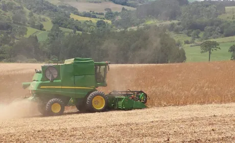 John Deere представила новий зернозбиральний комбайн S400