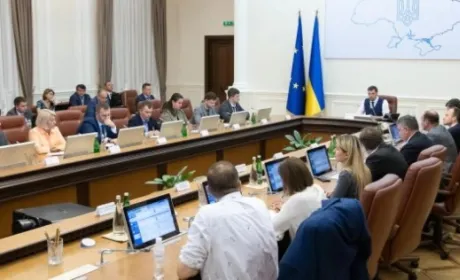 Куди веде країну Кабмін Гончарука: Ринок землі, дешеві кредити…