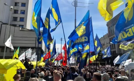 Біля будівлі КСУ проходить акція протесту проти продажу землі