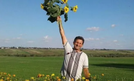 Лучанин посіяв 700 кілометрів чорнобривців і соняшників уздовж доріг