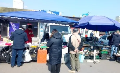 Страждають мільйони людей: мер Львова закликав відновити роботу продуктових ринків