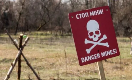Окупанти знищують сільськогосподарську техніку та мінують поля