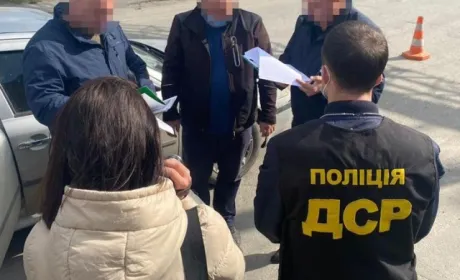 Керівники ОТГ в Івано-Франківській та Хмельницькій областях за хабарі вирішували земельні питання