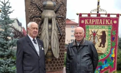 На Закарпатті відкрили пам’ятник українській бджолі