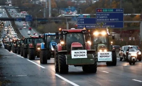 Франція: фермери на тракторах блокують дороги до Парижа
