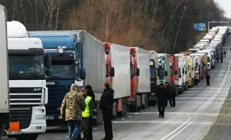 В чергах на польському кордоні зібралось майже 3,5 тисячі вантажівок