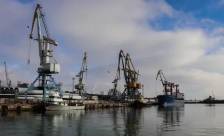 Рашисти крадуть українське зерно з порту Бердянська