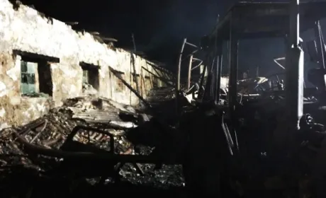 На Миколаївщині вночі згоріло фермерське приміщення, в якому зберігалося зерно і сільгосптехніка