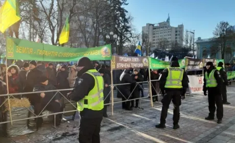 Під Радою та Офісом Президента проходять акції проти ухвалення закону про ринок землі