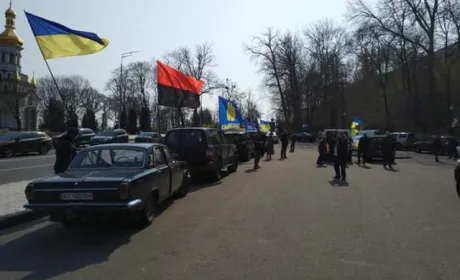 “Ні дерибану під час карантину”: аграрії та націоналісти влаштували автопробіг вулицями Києва проти закону про ринок землі
