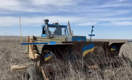 Фермер створив трактор на автопілоті, щоб працювати на замінованих полях