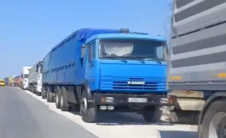 Траса з Мелітополя на Крим забита вантажівками з краденим зерном