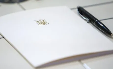 Підписано закони про мораторій на продаж землі та посилено покарання за рейдерство