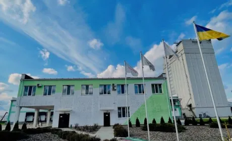 Над заводом «Добродія» знову підняли український прапор