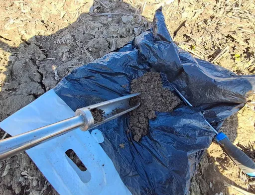 Агро-Регіон перевіряє запаси вологи в ґрунті перед початком посівної
