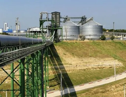 Поки одні воюють за Україну, інші – за агротермінал