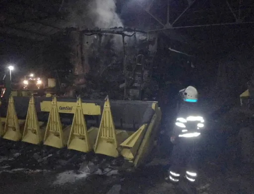 У Дніпропетровській області згорів ангар з технікою
