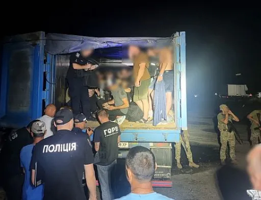 Незвичайний урожай: 41 порушника виявили прикордонники в зерновозі