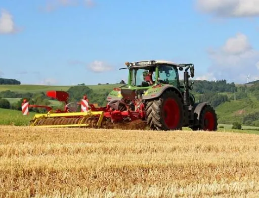 Землю готують до продажу: кому і коли почнуть продавати паї