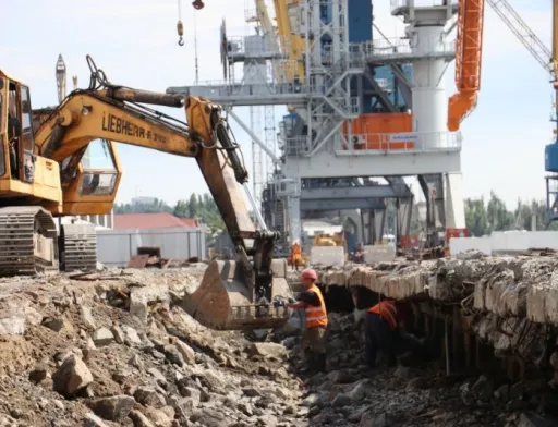 В Маріупольському порту триває будівництво зернового термінала