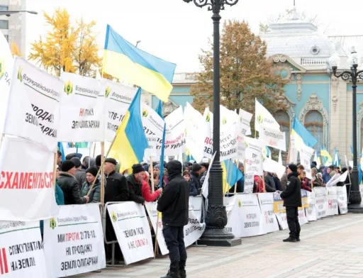 Аграрії продовжать протест проти розпродажу України під парламентом