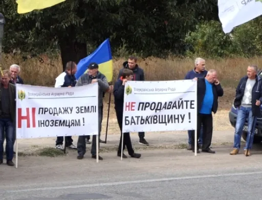 Аграрії під Верховною Радою «похоронять» свиню