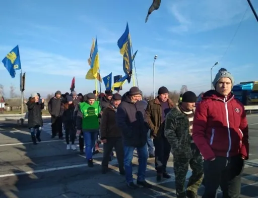 Волиняни блокують трасу поблизу кордону проти закону про ринок землі