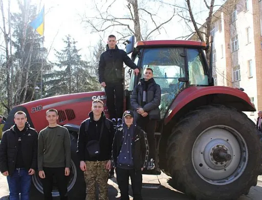 Астарта Прихоролля передала коледжу новий трактор для навчання студентів