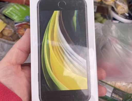 Чоловік замовив доставку яблук, але отримав ще й новенький iphone