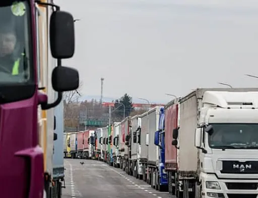 Блокада кордону продовжується: в чергах залишаються близько 2 тис. вантажівок
