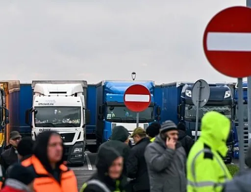Блокада на кордоні: тисячі вантажівок продовжують стояти в чергах