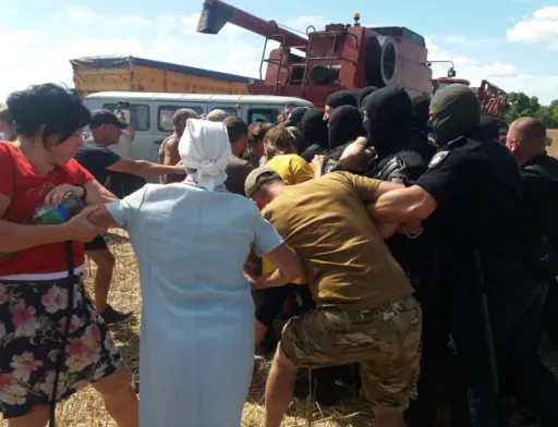 На Чернігівщині поліція допомагає рейдерам забирати урожай у фермерів