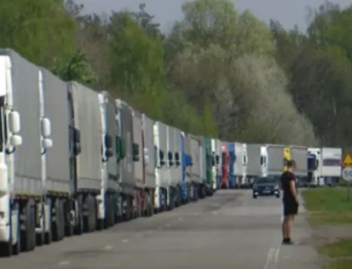 На Чонгарі зафіксували кілометрові затори вантажівок із вкраденим в Україні продовольством