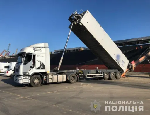 Масштабні зловживання керівництва ДПЗКУ — слідчі Нацполіції попередили спробу вивезення великої партії зерна
