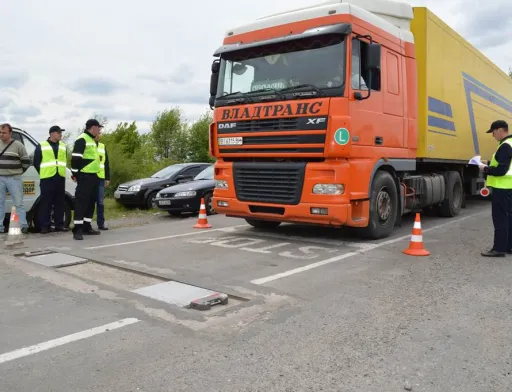 За чинним законодавством адміністративну відповідальність за перевищення габаритно-вагових норм несе тільки перевізник, який, по суті, часто не має можливості контролювати процес завантаження