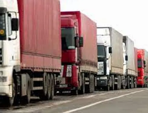 Польща завертає в Україну автомобілі з продуктами