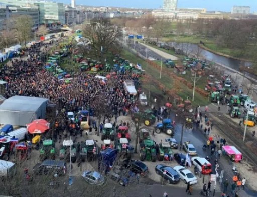 У Гаазі тисячі фермерів протестують проти намірів уряду змінити політику щодо викидів