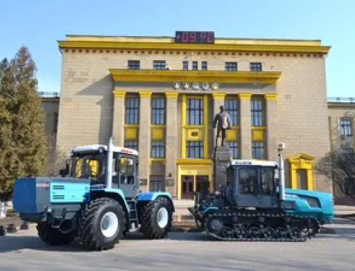 В настоящее время завод выпускает 500-700 тракторов в месяц, однако остается открытым вопрос сбыта