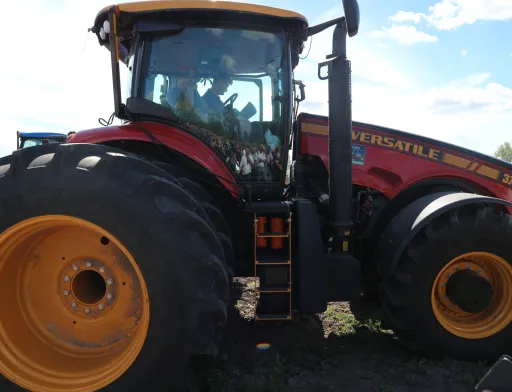 В Україні вперше презентовано трактор VERSATILE 370