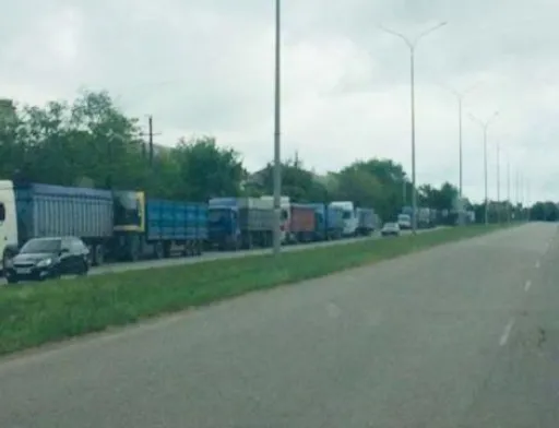 Крадене зерно росія вивозить на крадених машинах