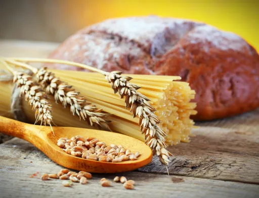черный хлеб и макароны