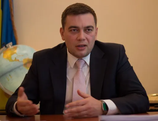 Первый замминистра АПК Максим Мартынюк: "Проведение референдума перед открытием рынка земли - это абсолютно бредовая идея, хотя бы потому, что владельцев сельскохозяйственной земли насчитывается около 7 млн, а людей, обладающих избирательным правом, - более 20 млн"