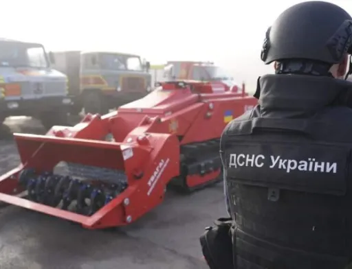 Фонд Говарда Баффета передав дві машини механізованого розмінування піротехнікам Миколаївщини