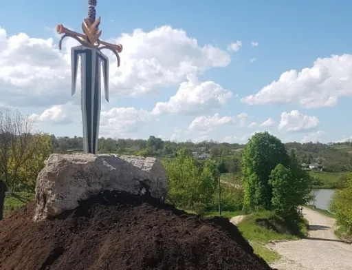На Вінниччині фермер створив металеву скульптуру із деталей с/г техніки