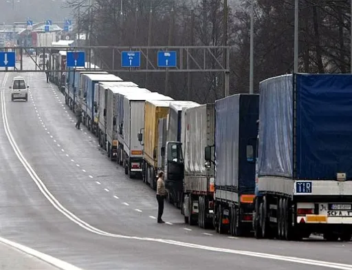 Щоб заїхати в Україну через ПП Дорогуськ, водії змушені чекати понад місяць