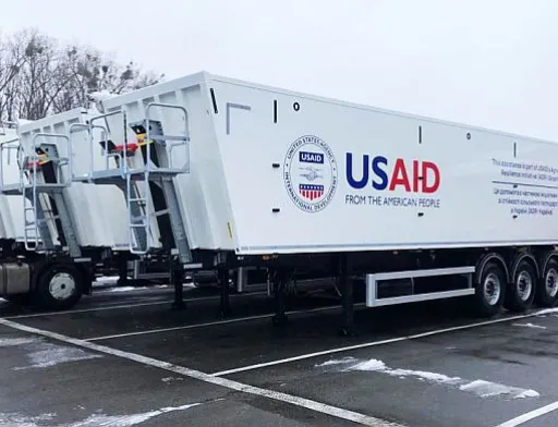 Проєкт USAID у 2023 році надав українським агрокомпаніям 16 зернових причепів