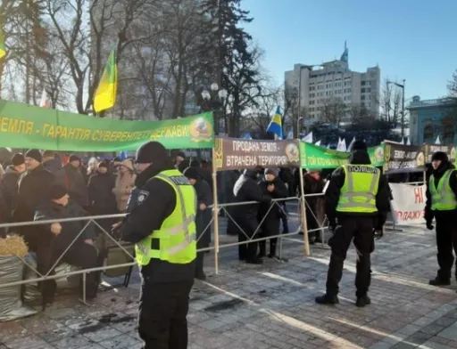 Під Радою та Офісом Президента проходять акції проти ухвалення закону про ринок землі